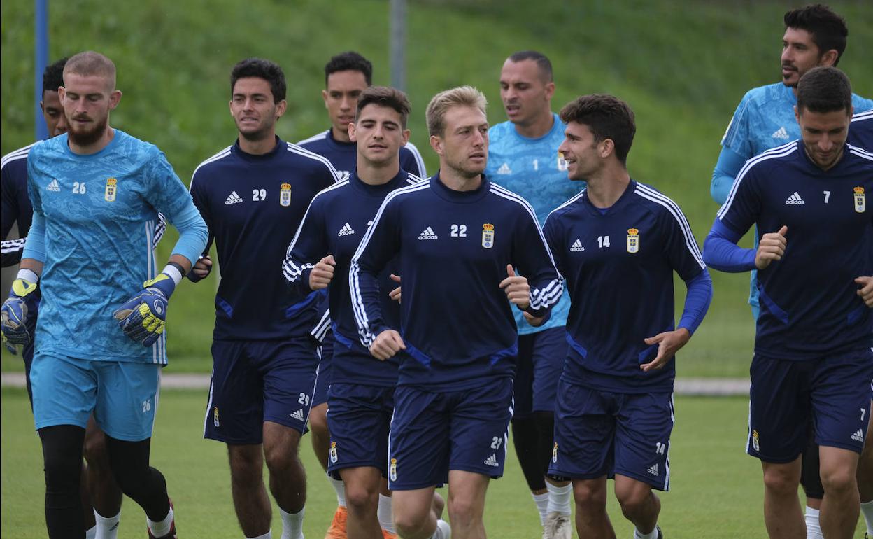 Los jugadores del Real Oviedo, en un entrenamiento en Mareo.