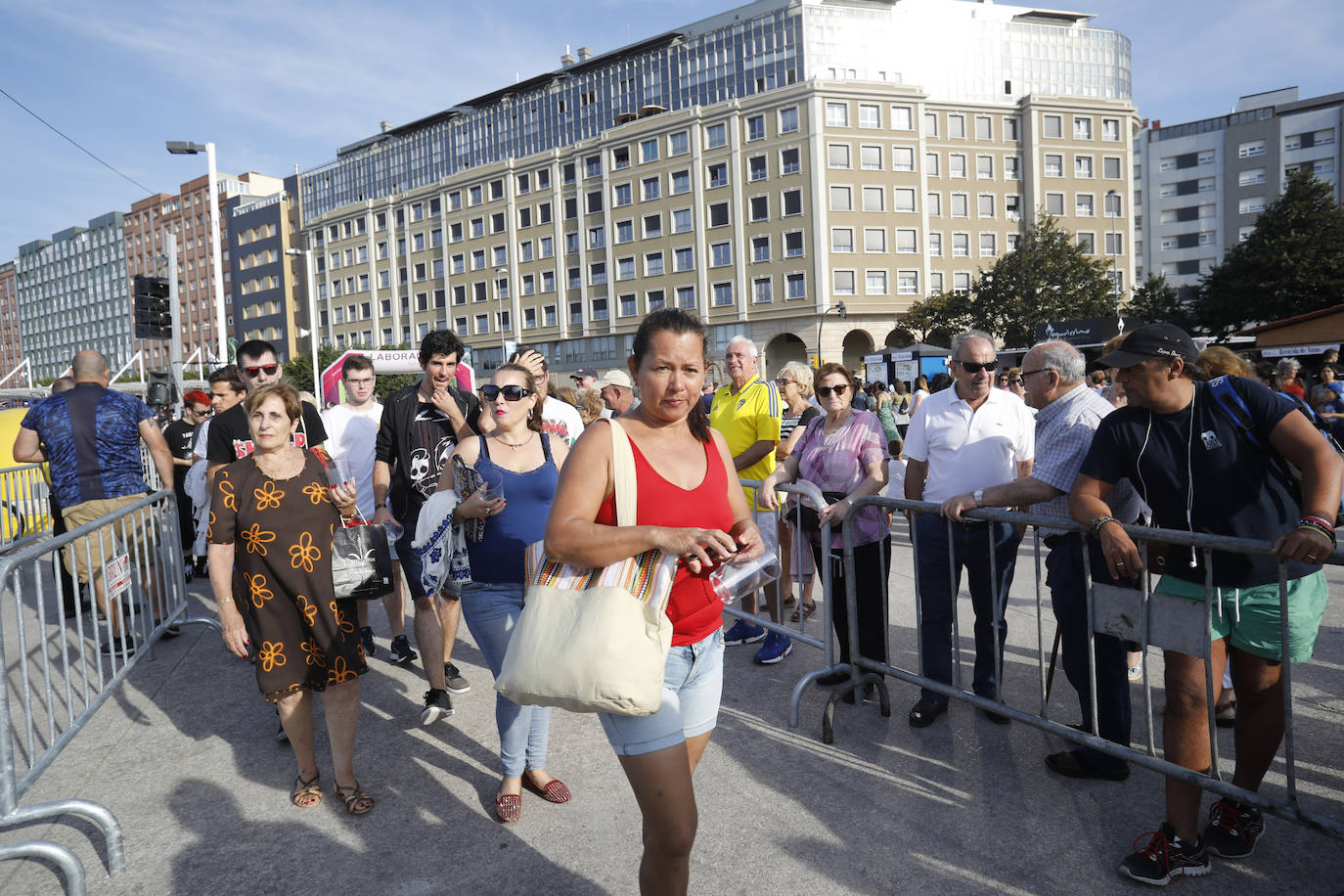 La playa de Poniente ha acogido un nuevo récord en una de las actividades más multitudinarias del verano gijonés.