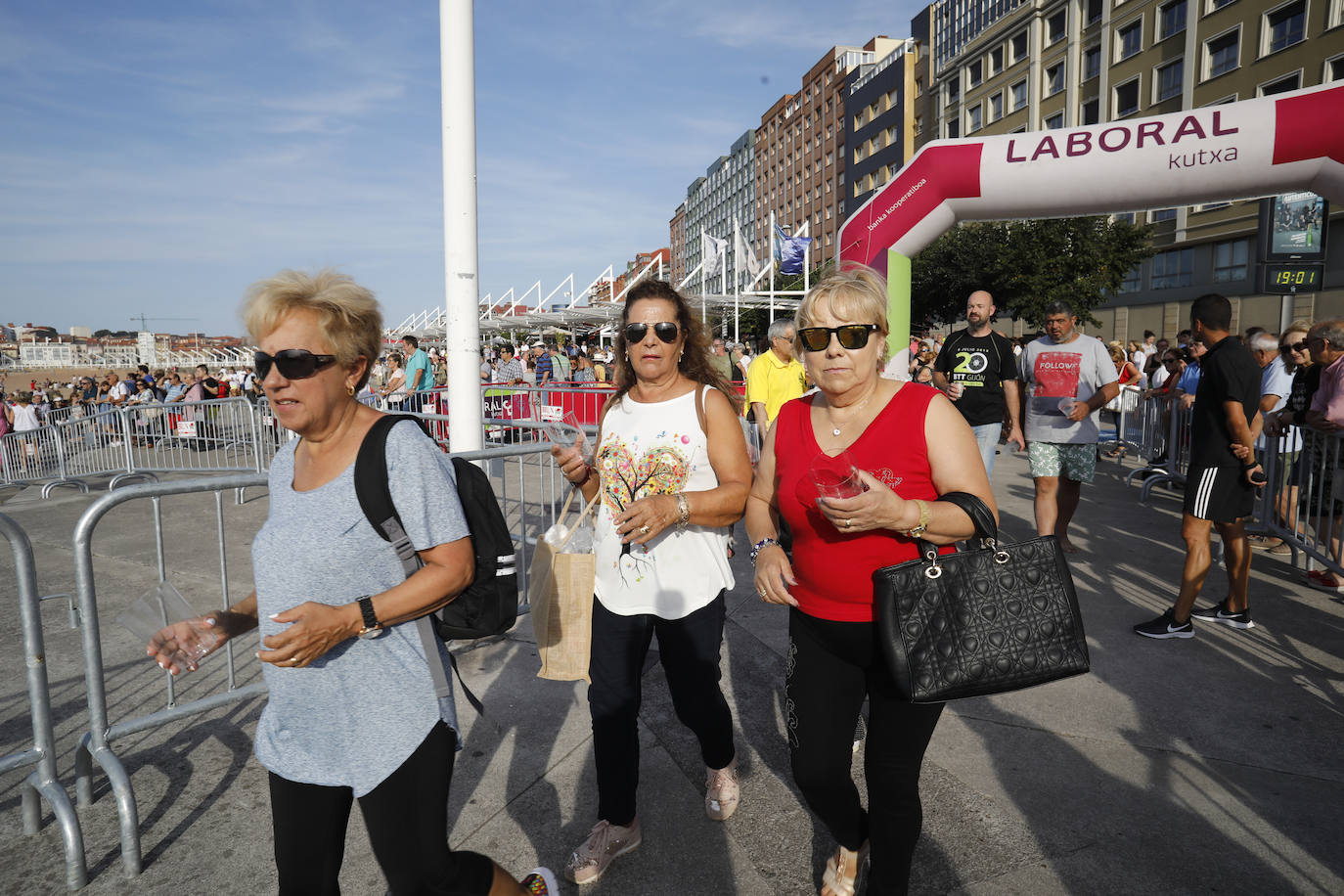 La playa de Poniente ha acogido un nuevo récord en una de las actividades más multitudinarias del verano gijonés.