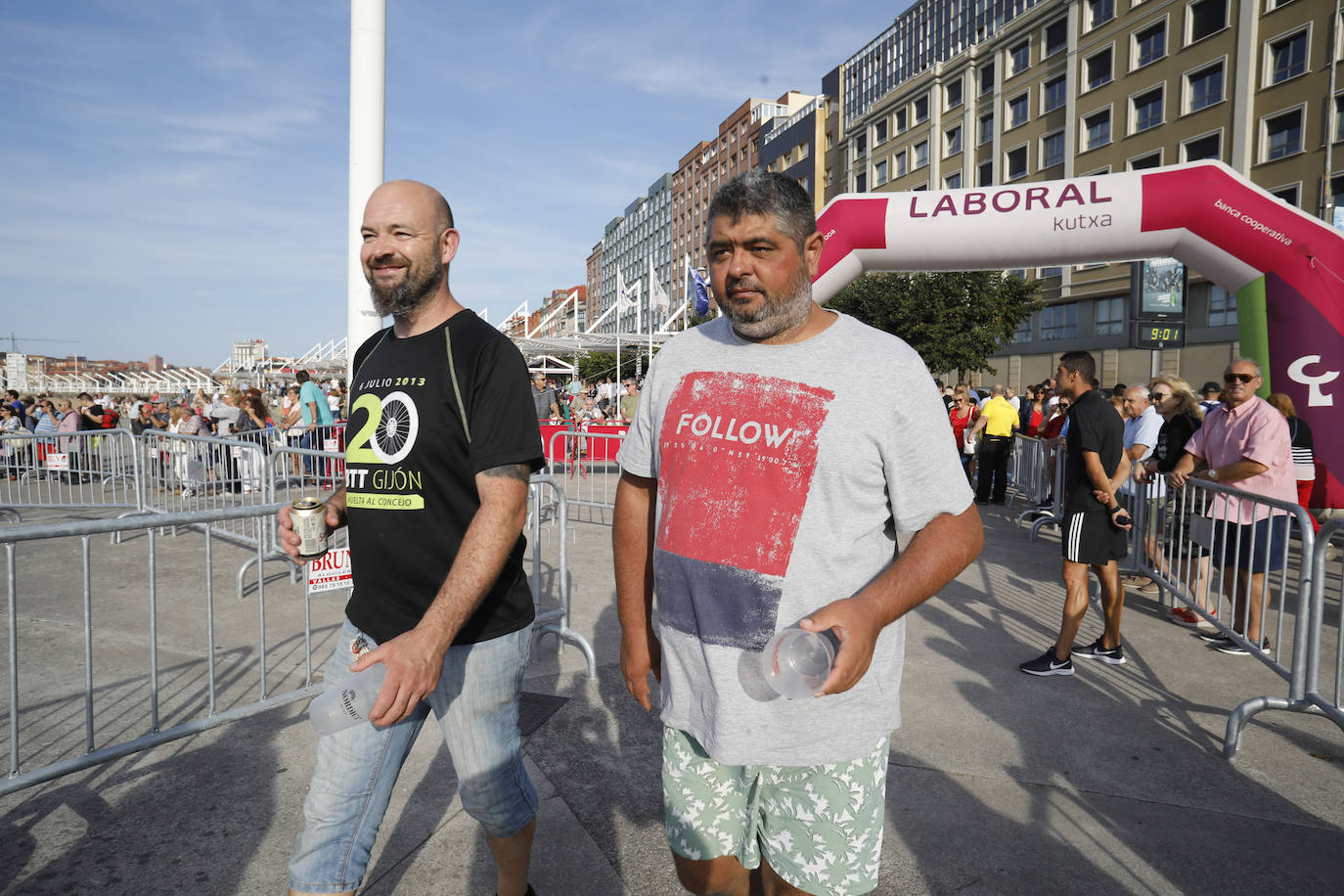 La playa de Poniente ha acogido un nuevo récord en una de las actividades más multitudinarias del verano gijonés.