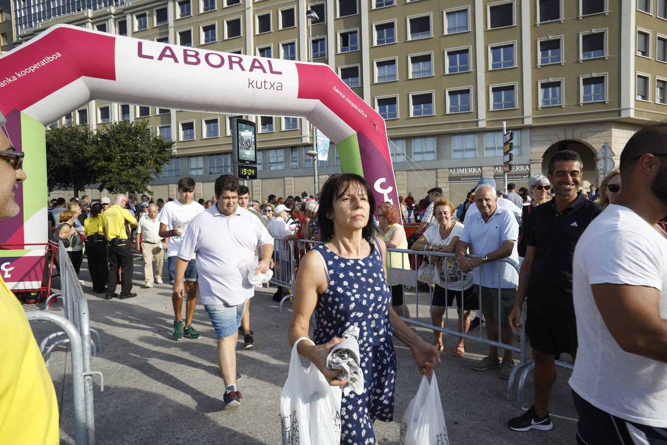 La playa de Poniente ha acogido un nuevo récord en una de las actividades más multitudinarias del verano gijonés.