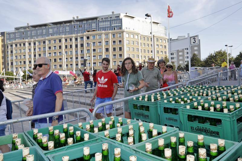 La playa de Poniente ha acogido un nuevo récord en una de las actividades más multitudinarias del verano gijonés.