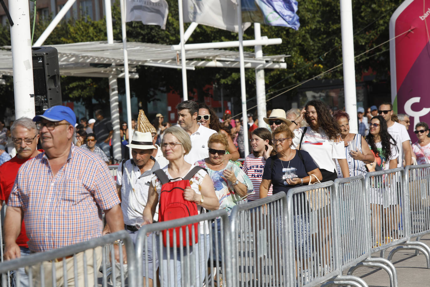 La playa de Poniente ha acogido un nuevo récord en una de las actividades más multitudinarias del verano gijonés.