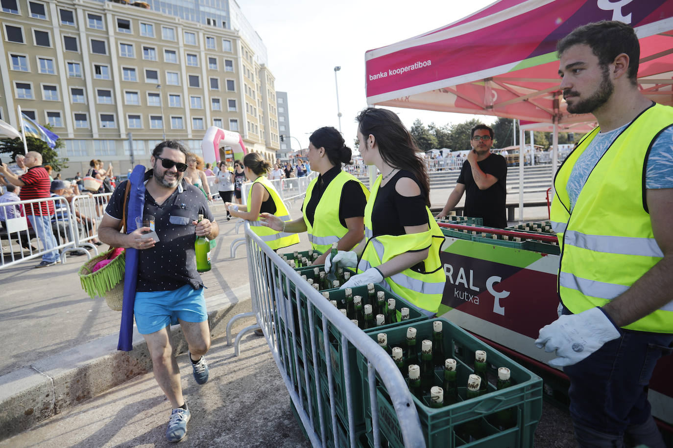 La playa de Poniente ha acogido un nuevo récord en una de las actividades más multitudinarias del verano gijonés.