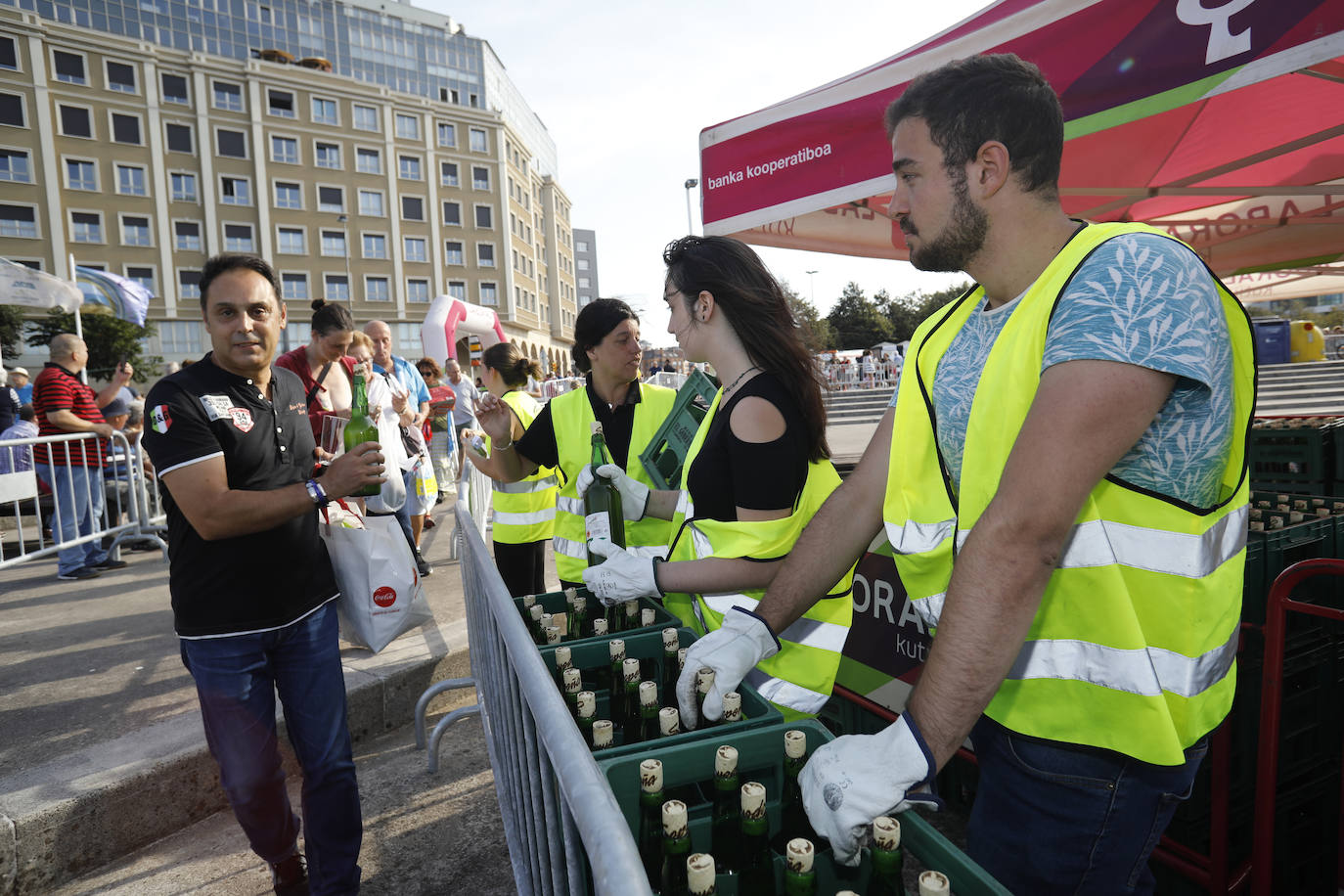 La playa de Poniente ha acogido un nuevo récord en una de las actividades más multitudinarias del verano gijonés.