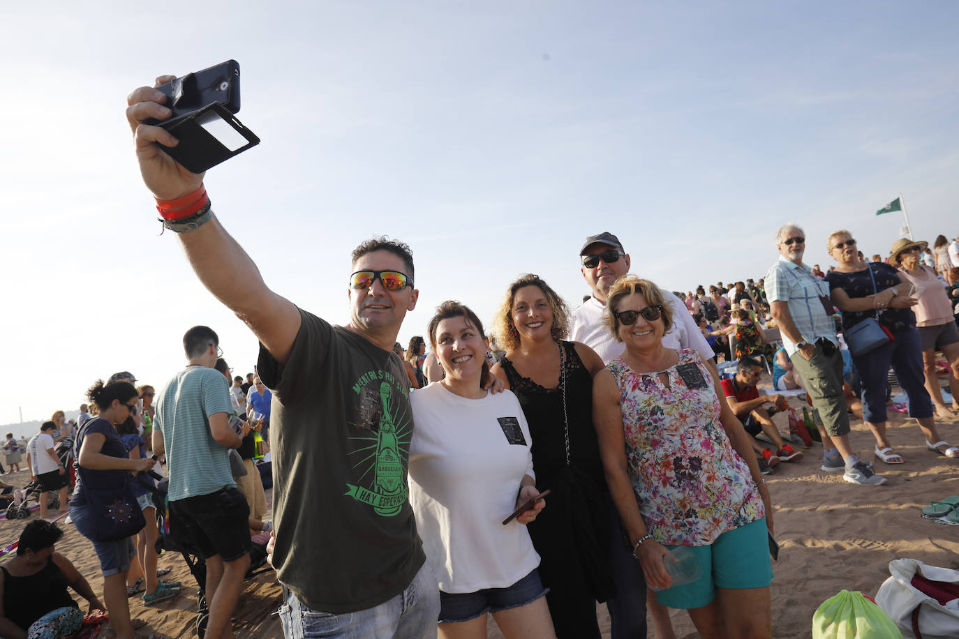 La playa de Poniente ha acogido un nuevo récord en una de las actividades más multitudinarias del verano gijonés.