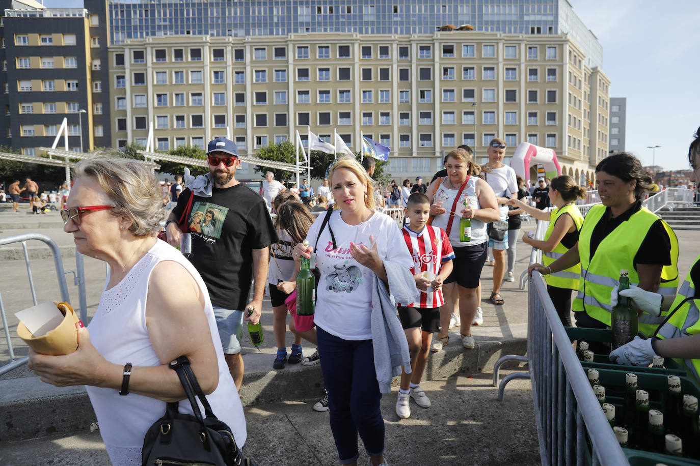 La playa de Poniente ha acogido un nuevo récord en una de las actividades más multitudinarias del verano gijonés.