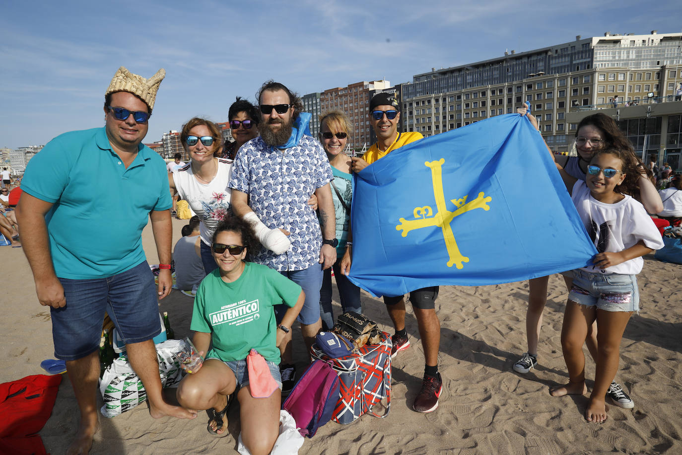 La playa de Poniente ha acogido un nuevo récord en una de las actividades más multitudinarias del verano gijonés.