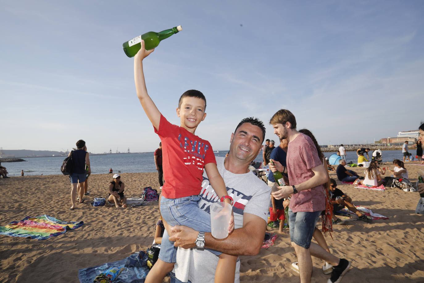 La playa de Poniente ha acogido un nuevo récord en una de las actividades más multitudinarias del verano gijonés.