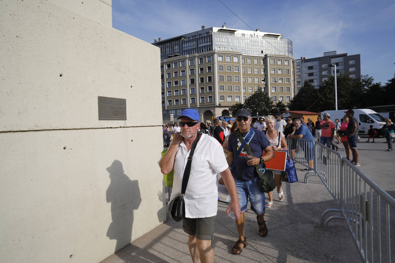 La playa de Poniente ha acogido un nuevo récord en una de las actividades más multitudinarias del verano gijonés.