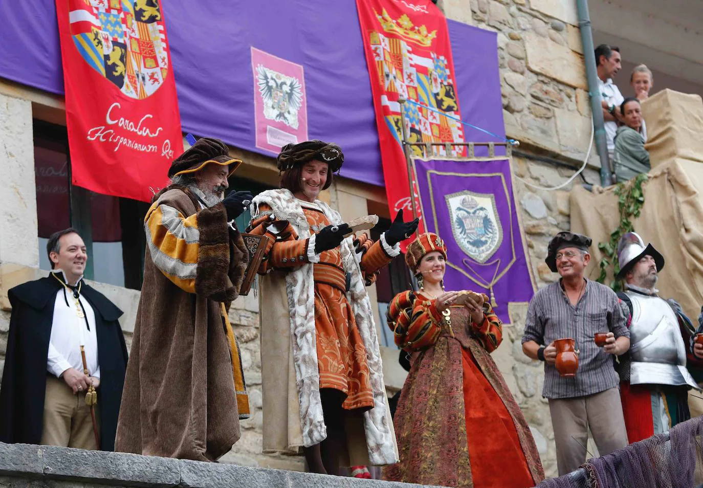 La marea obligó este año a cambiar la ubicación habitual de la recreación histórica que se suele celebrar en el puerto de la localidad. 