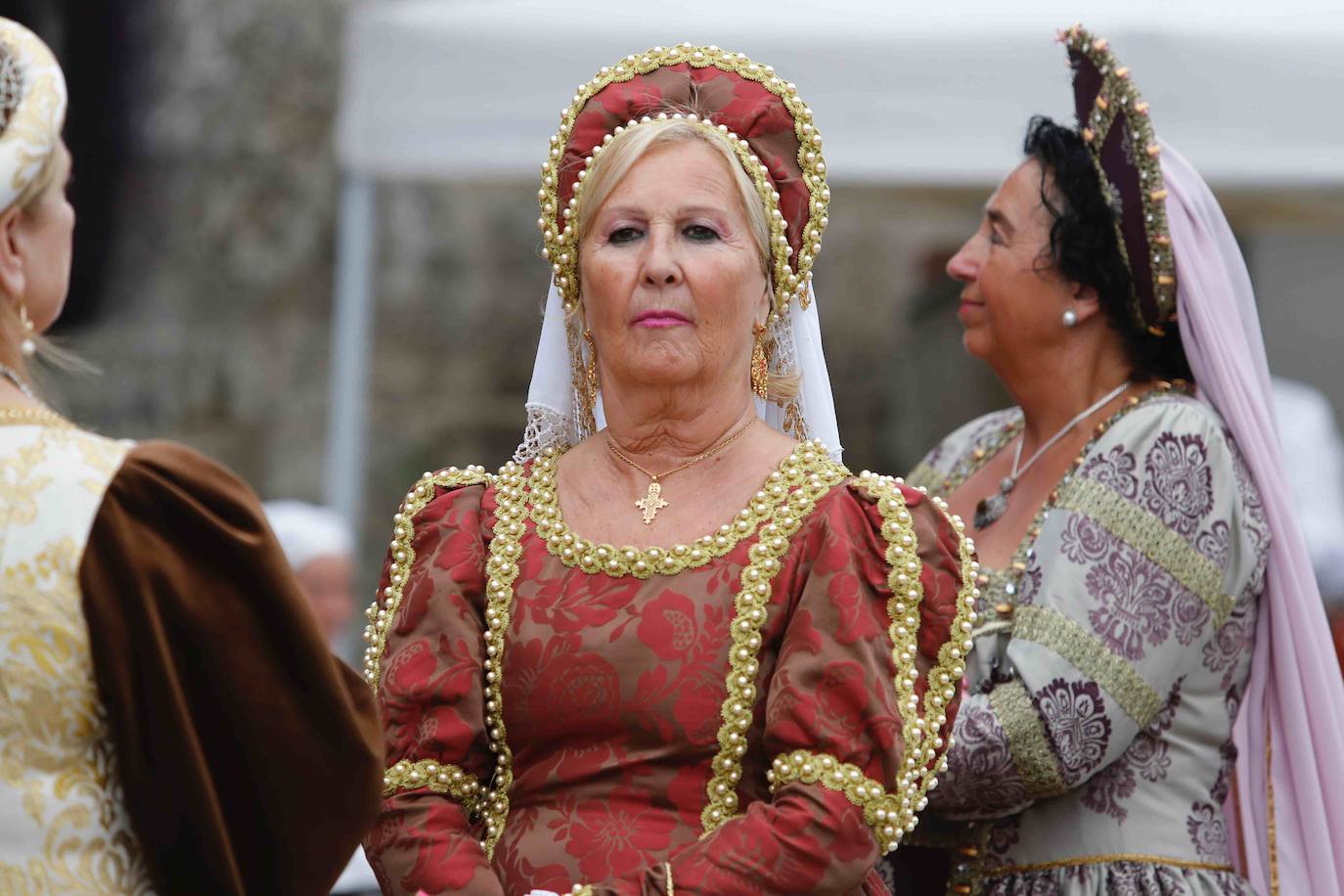 La marea obligó este año a cambiar la ubicación habitual de la recreación histórica que se suele celebrar en el puerto de la localidad. 