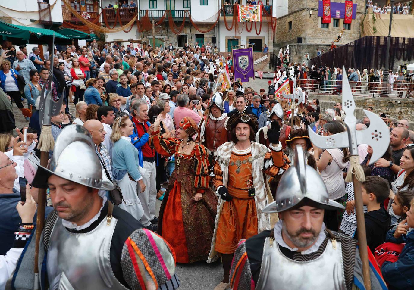 La marea obligó este año a cambiar la ubicación habitual de la recreación histórica que se suele celebrar en el puerto de la localidad. 