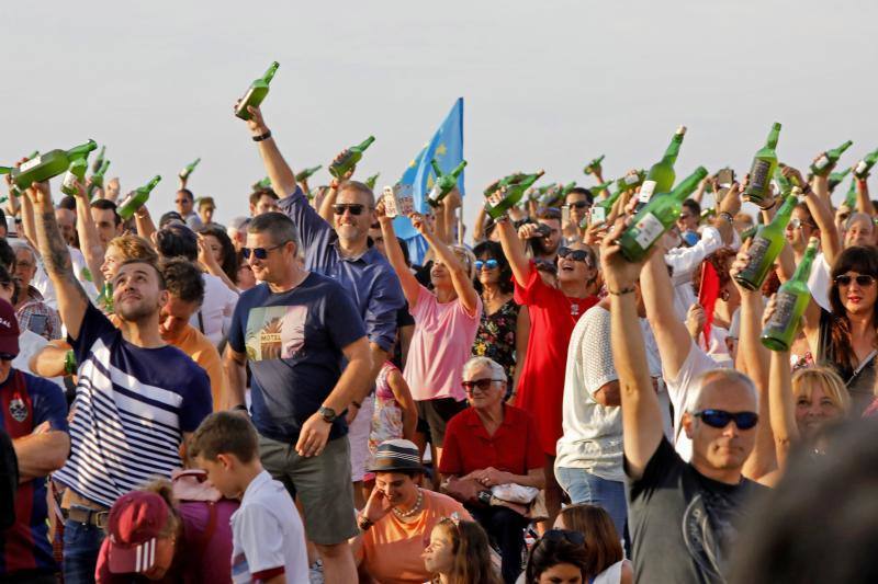 La playa de Poniente ha acogido un nuevo récord en una de las actividades más multitudinarias del verano gijonés