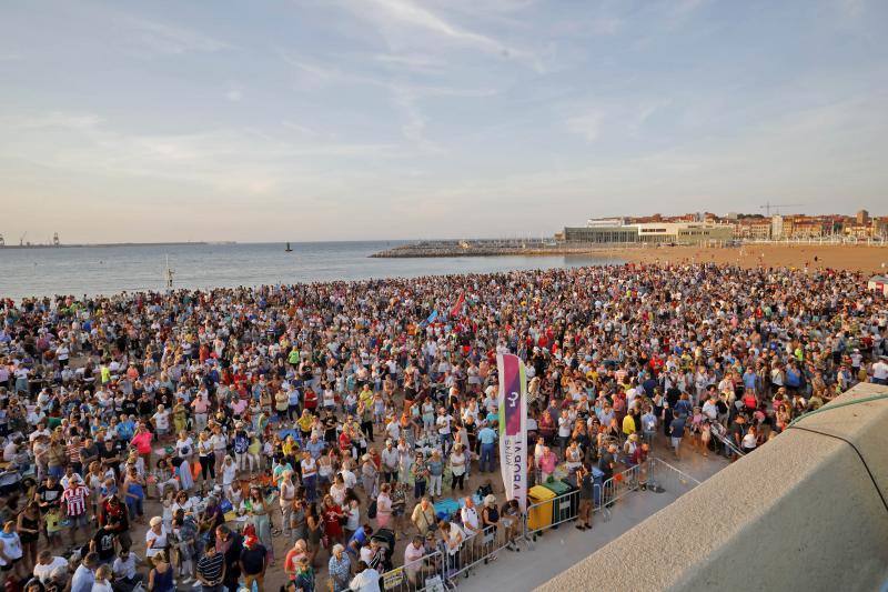 La playa de Poniente ha acogido un nuevo récord en una de las actividades más multitudinarias del verano gijonés