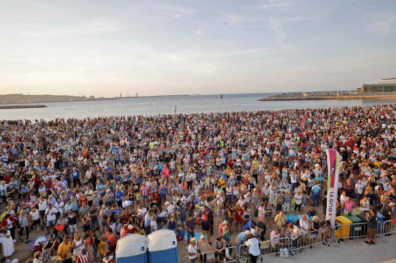 La playa de Poniente ha acogido un nuevo récord en una de las actividades más multitudinarias del verano gijonés