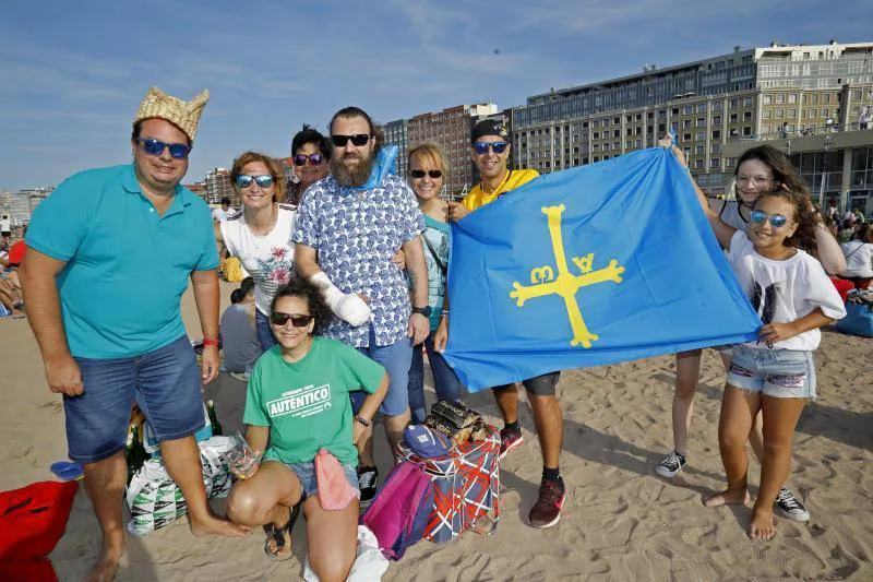 La playa de Poniente ha acogido un nuevo récord en una de las actividades más multitudinarias del verano gijonés