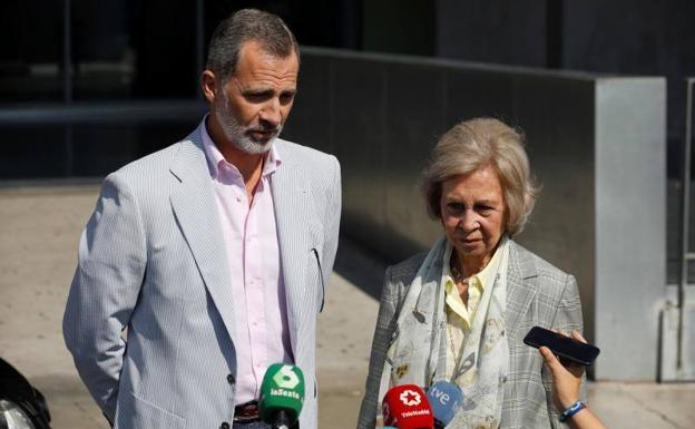 El rey Felipe VI y la reina Sofía, a las puertas del Hospital Clínico Quirón de Pozuelo de Alarcón tras la operación a la que ha sido sometido el rey Juan Carlos. 