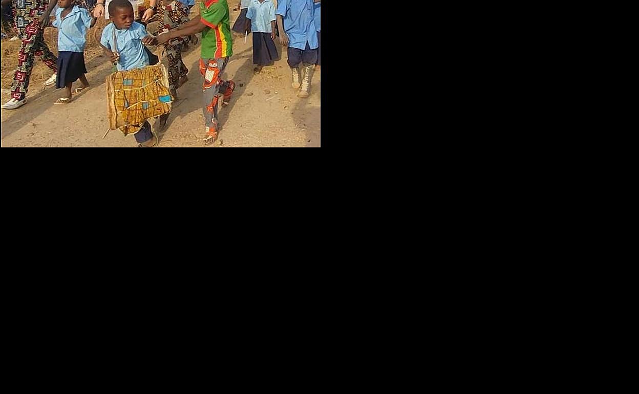 El arzobispo Jesús Sanz Montes, en una visita a Benín. 