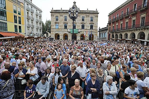 La plaza Mayor, abarrotada para hacer de coro de la Sociedad Torner. :: FOTOS: ARNALDO GARCÍA