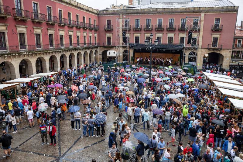 El llagarero maliayo Miguel Ángel Vigón se llevó este domingo los dos premios señeros, el 'Tonel de Oro' -otorgado por sus propios compañeros a toda una trayectoria profesional- y el 'Elogio de Oro', al mejor caldo del certamen -concedido por un jurado de expertos.