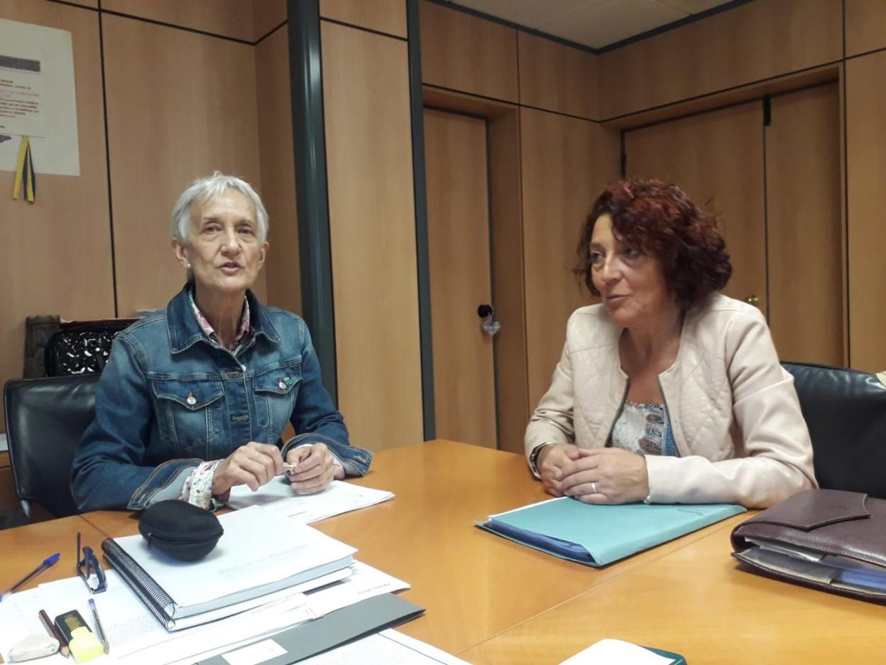 La consejera de Educación, Carmen Suárez, y la alcaldesa de El Franco, Cecilia Pérez, durante la reunión. 