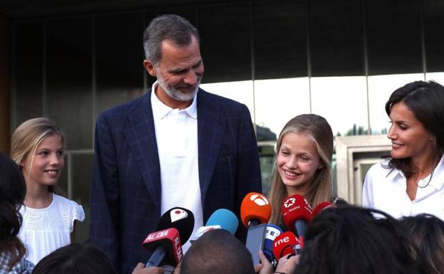 Los Reyes, este martes, junto a la infanta Sofía y la princesa Leonor.