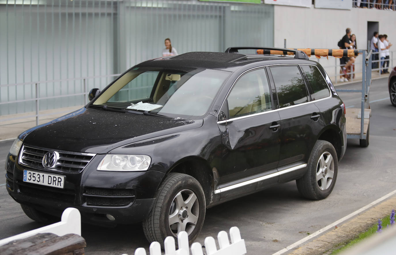 Tras acceder al recorrido de la segunda fase y después de afrontar el primer obstáculo, la amazona se descabalgó de su yegua y esta continuó el recorrido en solitario.