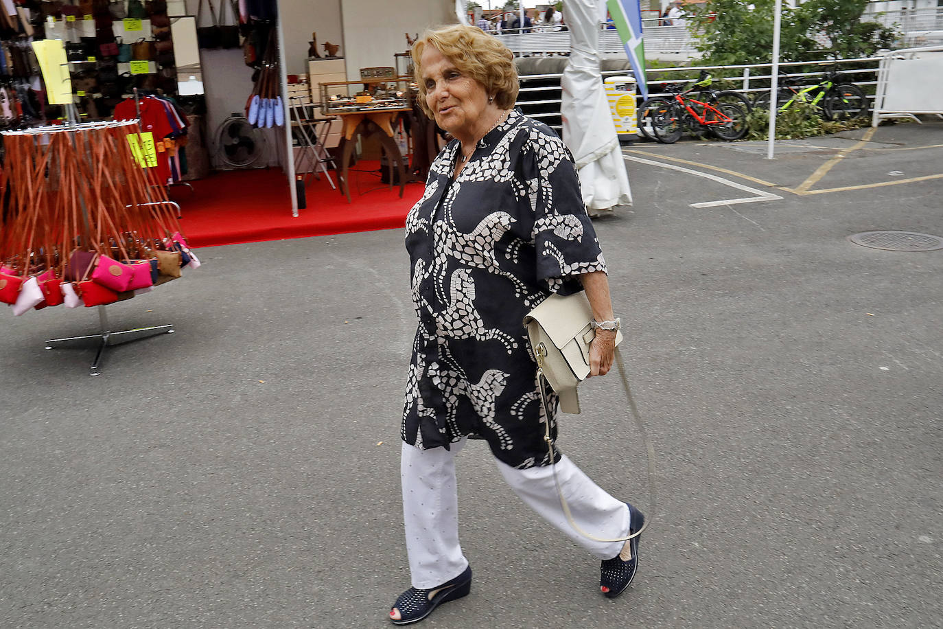 Las Mestas vive de nuevo el Concurso Hípico más importante del verano en España, que mantiene el carácter de oficial y que llega ya a los 77 años de vida. Emoción, saltos, galopes y 5 días por delante para cerrar el verano con un fin de semana de gran altura en Gijón.