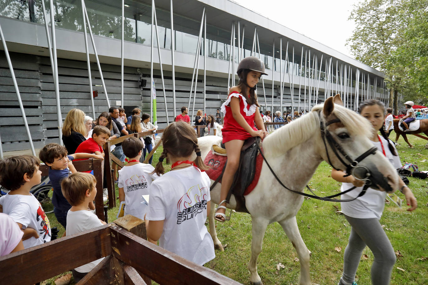 Las Mestas vive de nuevo el Concurso Hípico más importante del verano en España, que mantiene el carácter de oficial y que llega ya a los 77 años de vida. Emoción, saltos, galopes y 5 días por delante para cerrar el verano con un fin de semana de gran altura en Gijón.