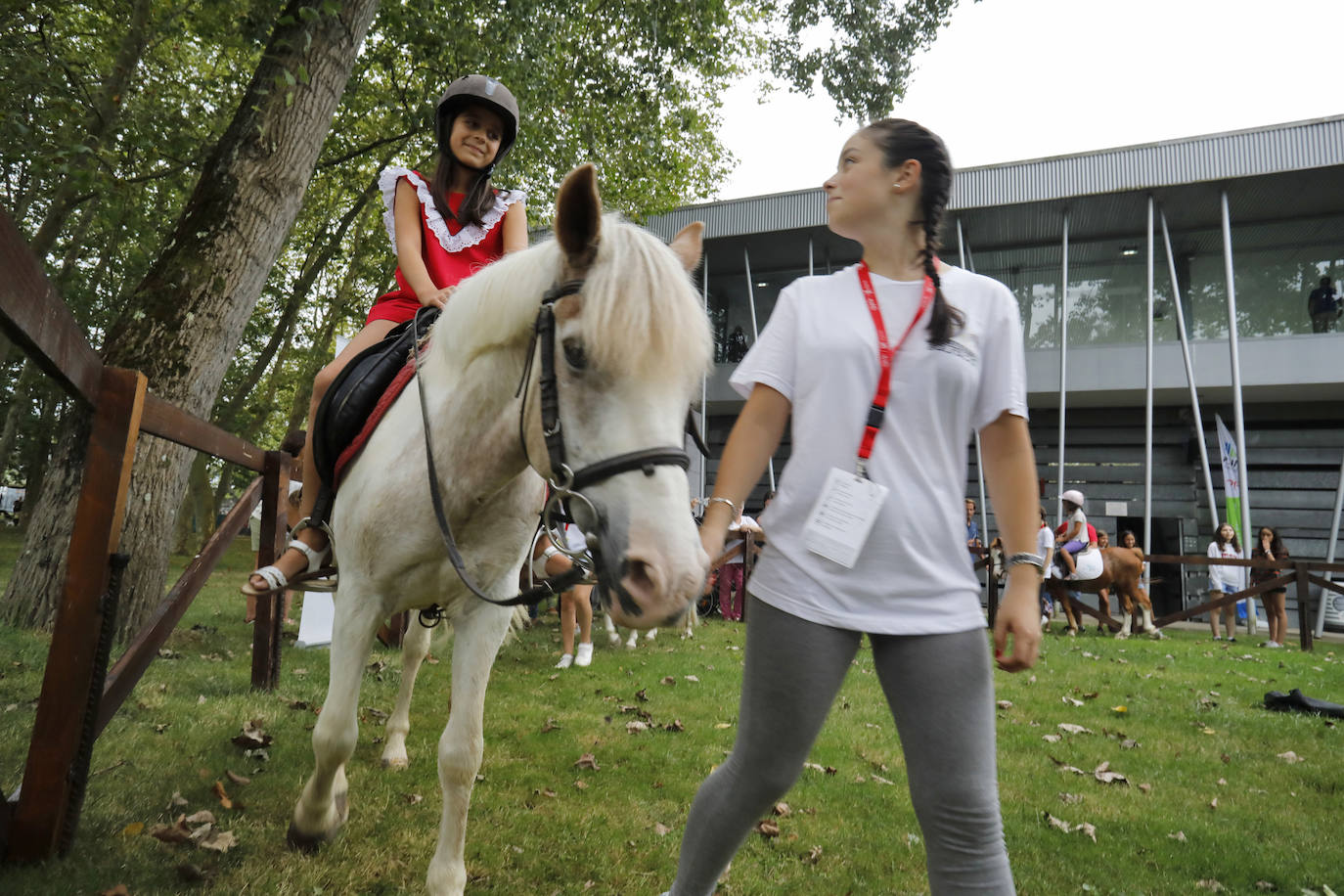 Las Mestas vive de nuevo el Concurso Hípico más importante del verano en España, que mantiene el carácter de oficial y que llega ya a los 77 años de vida. Emoción, saltos, galopes y 5 días por delante para cerrar el verano con un fin de semana de gran altura en Gijón.