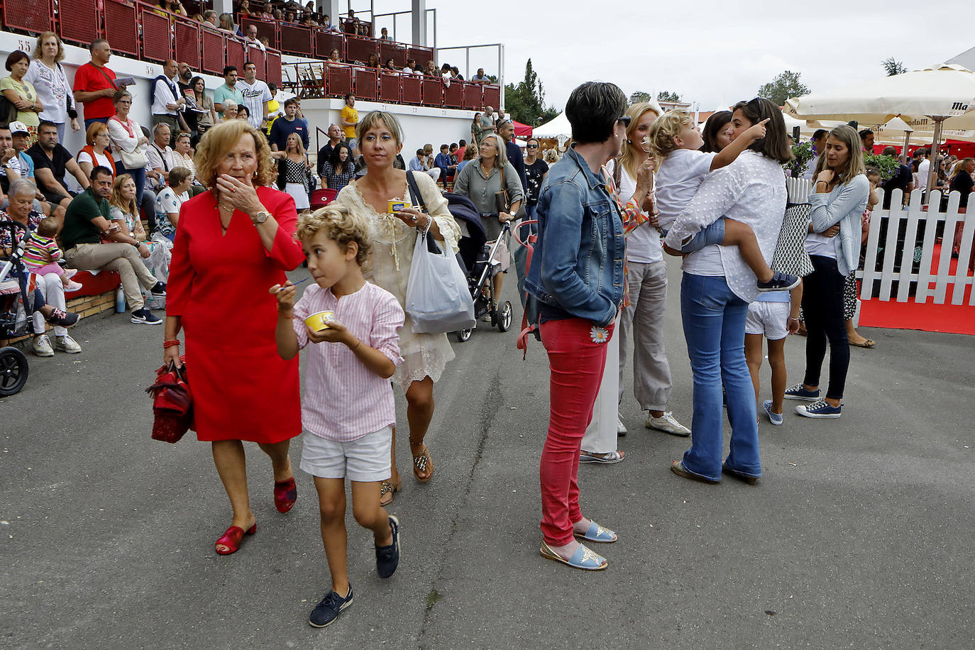 Las Mestas vive de nuevo el Concurso Hípico más importante del verano en España, que mantiene el carácter de oficial y que llega ya a los 77 años de vida. Emoción, saltos, galopes y 5 días por delante para cerrar el verano con un fin de semana de gran altura en Gijón.