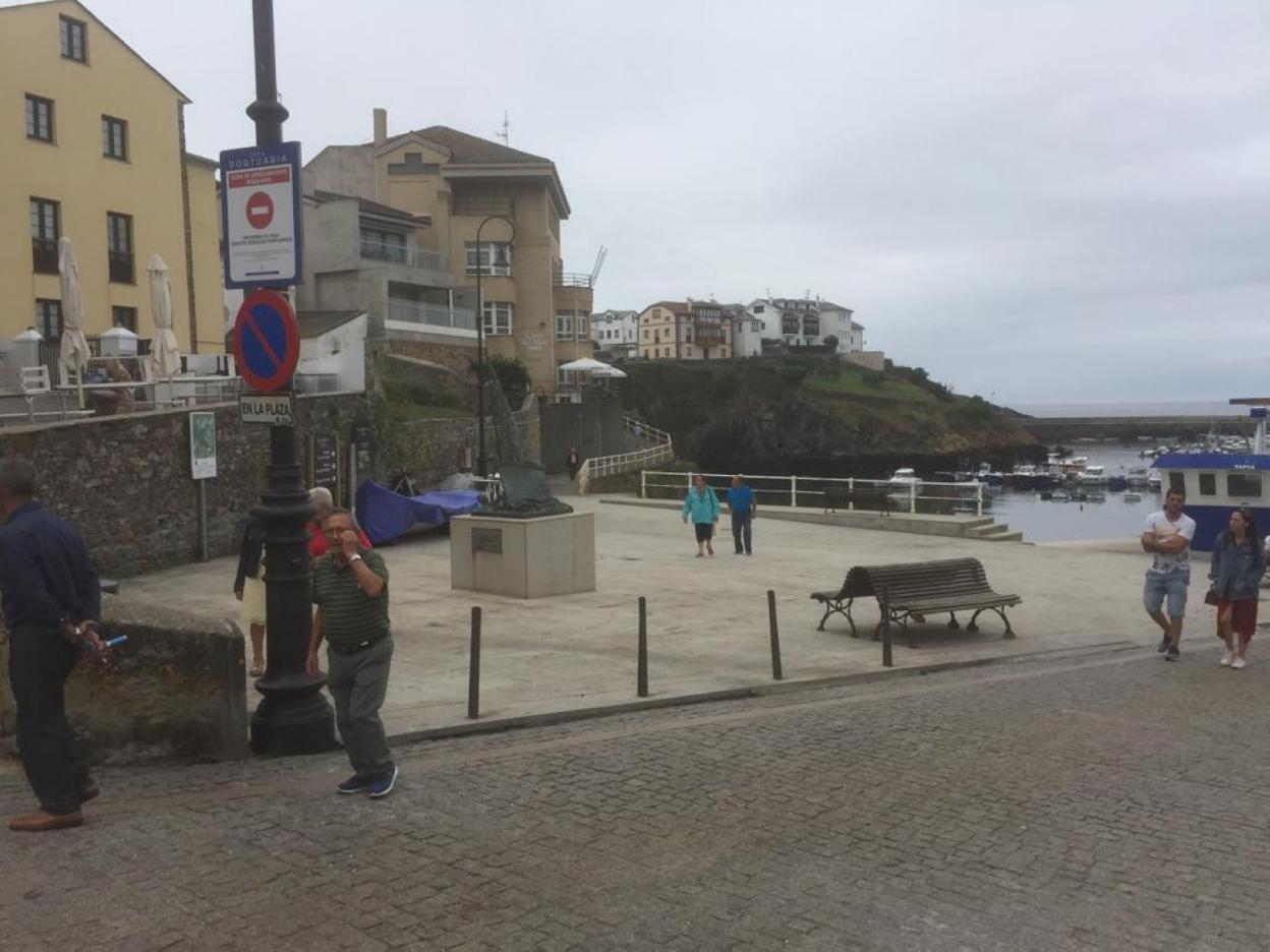 La plazoleta del muelle de Tapia, libre de terrazas desde que ayer se procedió a su retirada. 