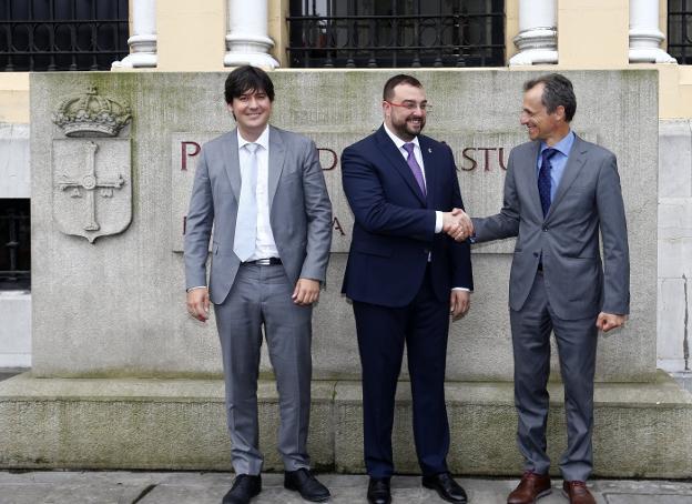 El presidente del Principado, Adrián Barbón, y Pedro Duque se estrechan la mano ante la sede de Presidencia junto al consejero de Ciencia, Innovación y Universidad, Borja Sánchez. 