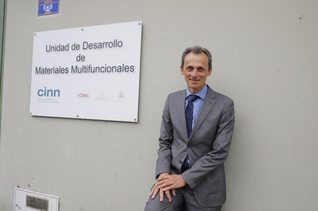 Pedro Duque, ante la Unidad de desarrollo de materiales multifuncionales del CINN en el polígono de La Florida, en Sotrondio.