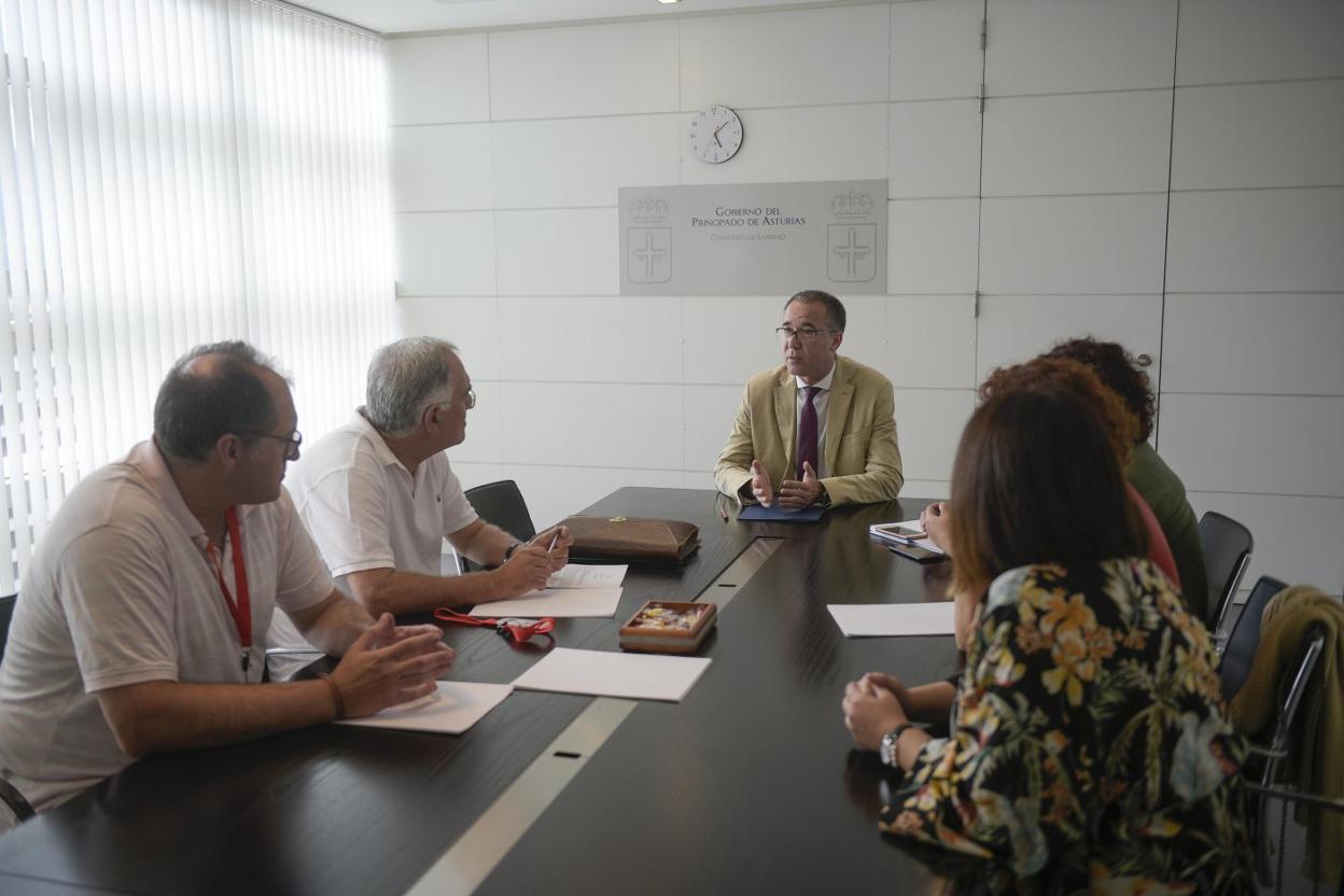 Médicos y enfermeros de urgencias se reunieron ayer con el consejero de Salud. 