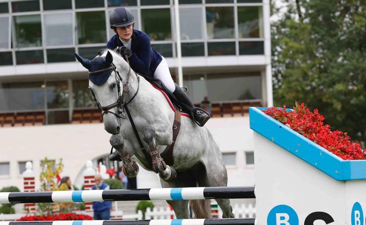 La amazona británica de 19 años Jodie Hall McAteer montando a la yegua de 7 años «Mademoiselle A» se llevó la primera competición del Concurso de Caballos Jóvenes con el que comenzó la actividad en el Complejo Deportivo de Las Mestas.