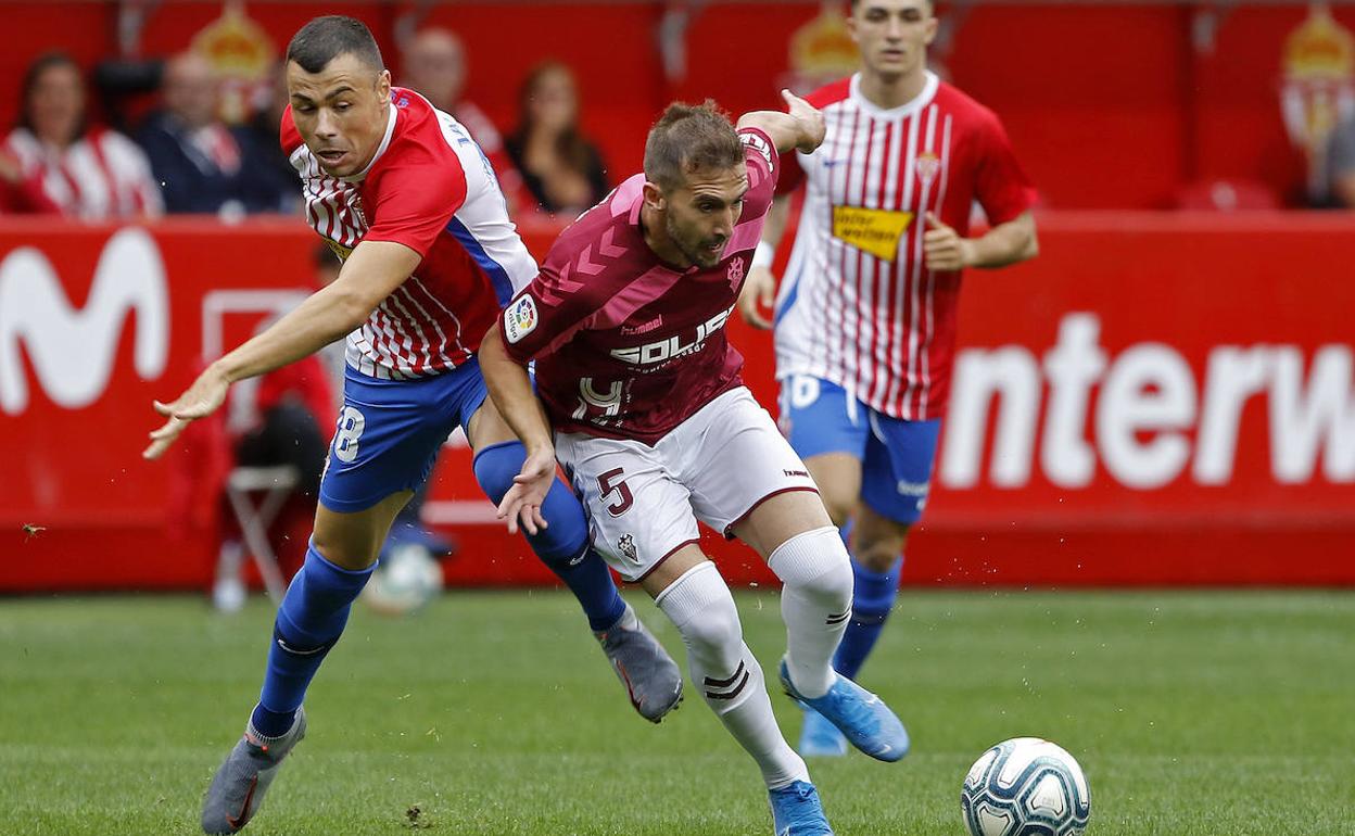 El Molinón se rinde a Manu García en la victoria del Sporting