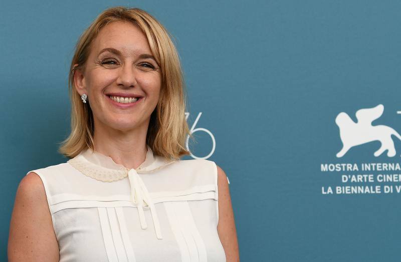 El director japonés Hirokazu Kore-eda ha hecho coincidir por primera vez en sus dilatadas carreras a Catherine Deneuve y Juliette Binoche, dos iconos del cine francés, en «La verité», la cinta que abrió este miércoles la competición oficial de la 76 Mostra de Venecia.