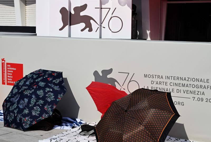 El director japonés Hirokazu Kore-eda ha hecho coincidir por primera vez en sus dilatadas carreras a Catherine Deneuve y Juliette Binoche, dos iconos del cine francés, en «La verité», la cinta que abrió este miércoles la competición oficial de la 76 Mostra de Venecia.