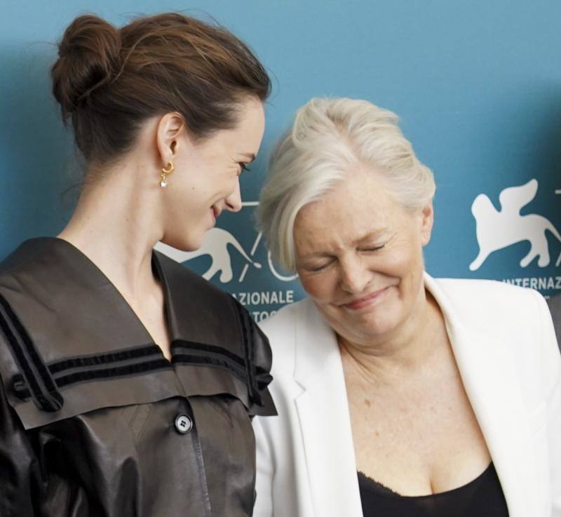 El director japonés Hirokazu Kore-eda ha hecho coincidir por primera vez en sus dilatadas carreras a Catherine Deneuve y Juliette Binoche, dos iconos del cine francés, en «La verité», la cinta que abrió este miércoles la competición oficial de la 76 Mostra de Venecia.