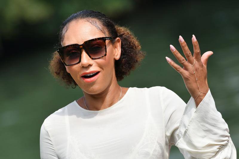 El director japonés Hirokazu Kore-eda ha hecho coincidir por primera vez en sus dilatadas carreras a Catherine Deneuve y Juliette Binoche, dos iconos del cine francés, en «La verité», la cinta que abrió este miércoles la competición oficial de la 76 Mostra de Venecia.