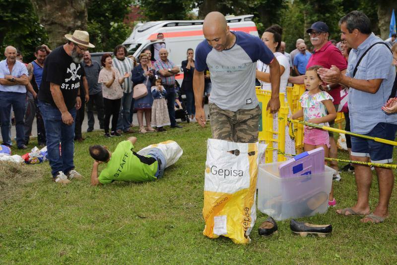 Cientos de personas disfrutaron en Benia de Onís de los concursos de siega, cabruñu y sábanu, así como la carrera en madreñes, en la Fiesta del Segador. 