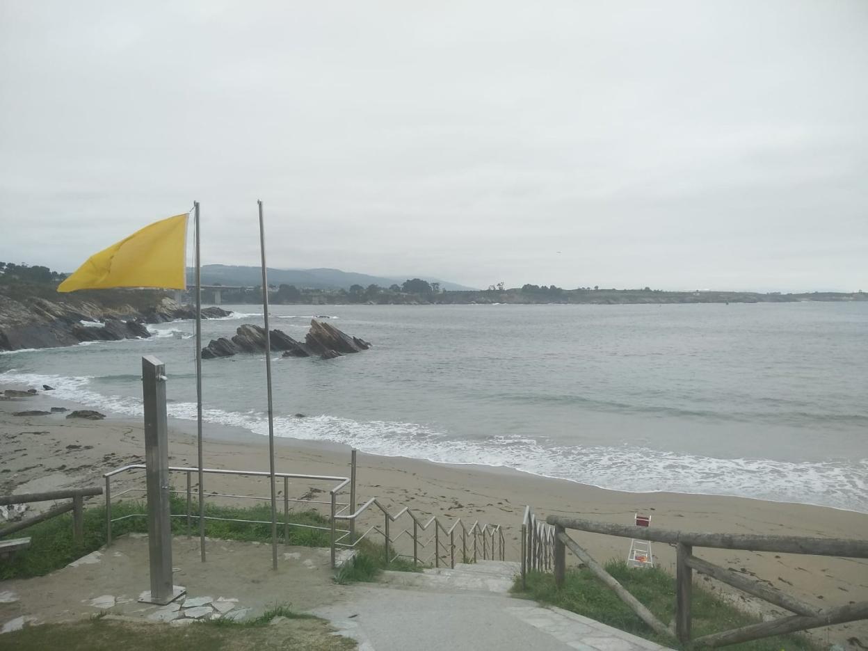 La playa de Arnao, abierta al baño aunque con bandera amarilla. 