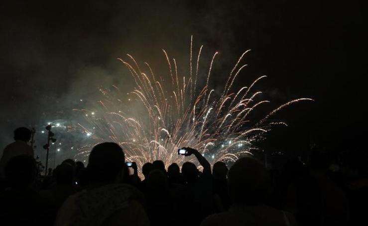 Centenares de personas disfrutaron del espectáculo de fuegos artificiales que puso el broche al día de San Agustín de Avilés.