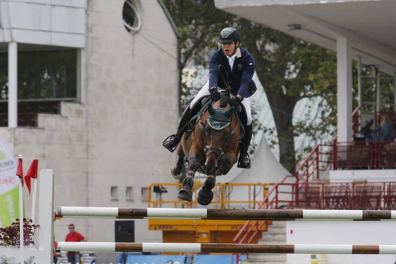 Abrió la 2ª jornada del CSIO un trofeo con la velocidad como protagonista y tras una interesante pugna por el liderato, el irlandés Alexander Butler a lomos de «Dekato» repitió victoria en el verde de Las Mestas con un registro imbatible de 31,52 en la 2ª fase. Mientras que el binomio formado por el jinete colombiano Nicolás Toro y 'Zinedine Zidane Z', al registrar una marca de 32,62 segundos, se adjudicaron el trofeo correspondiente a la competición de caballos jóvenes de este jueves.