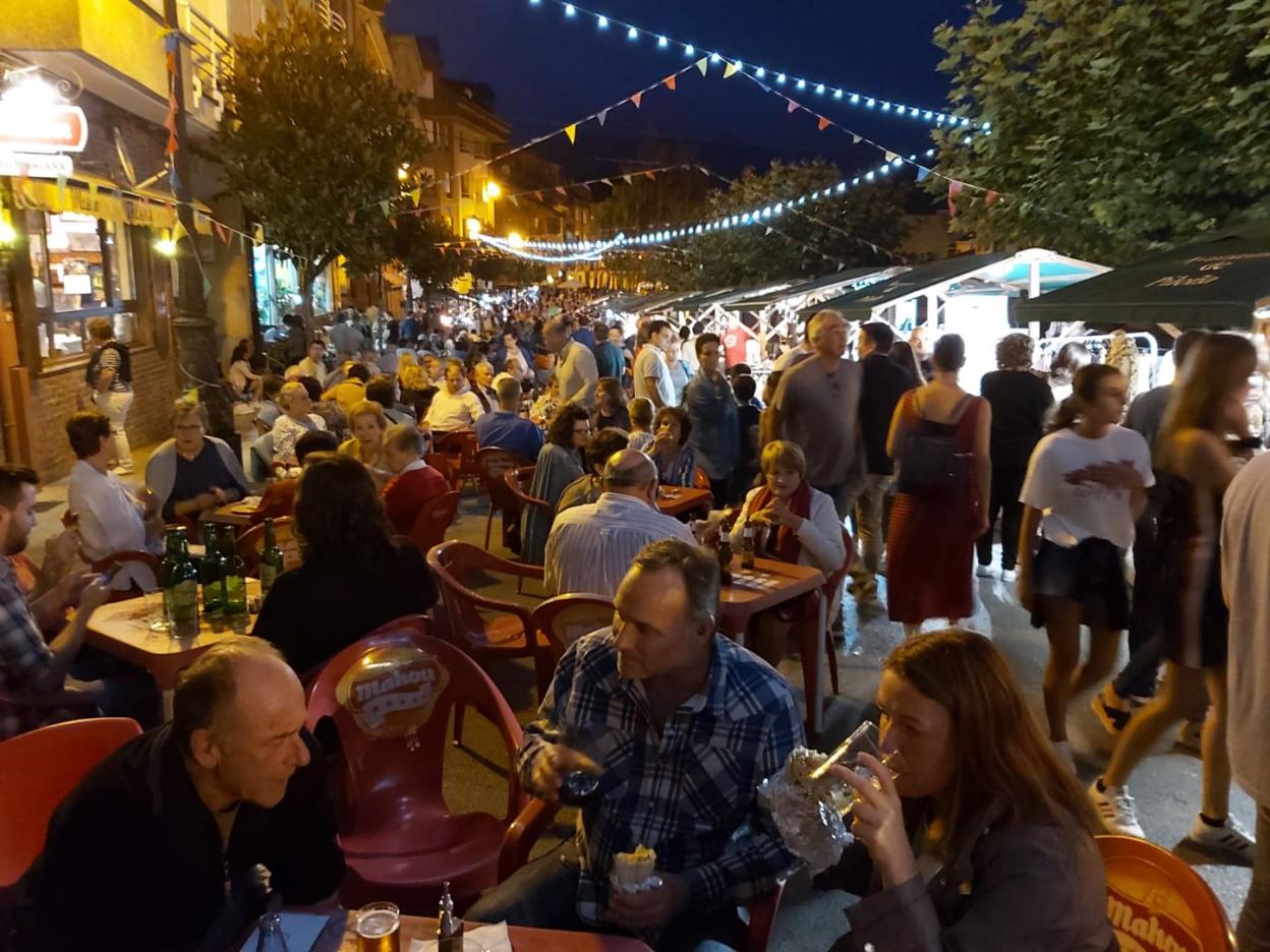 Lleno total, ayer, en el mercadillo y los bares de la zona. 
