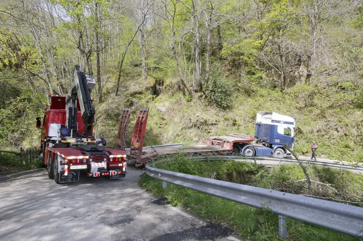 En mayo un camión góndola quedó atascado en la PO-2, entre Viego y Llomena. 