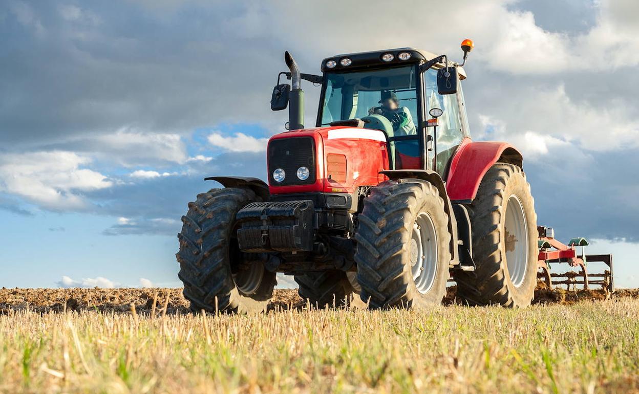 A juicio por permitir a su hijo de 16 años conducir un tractor en El Franco