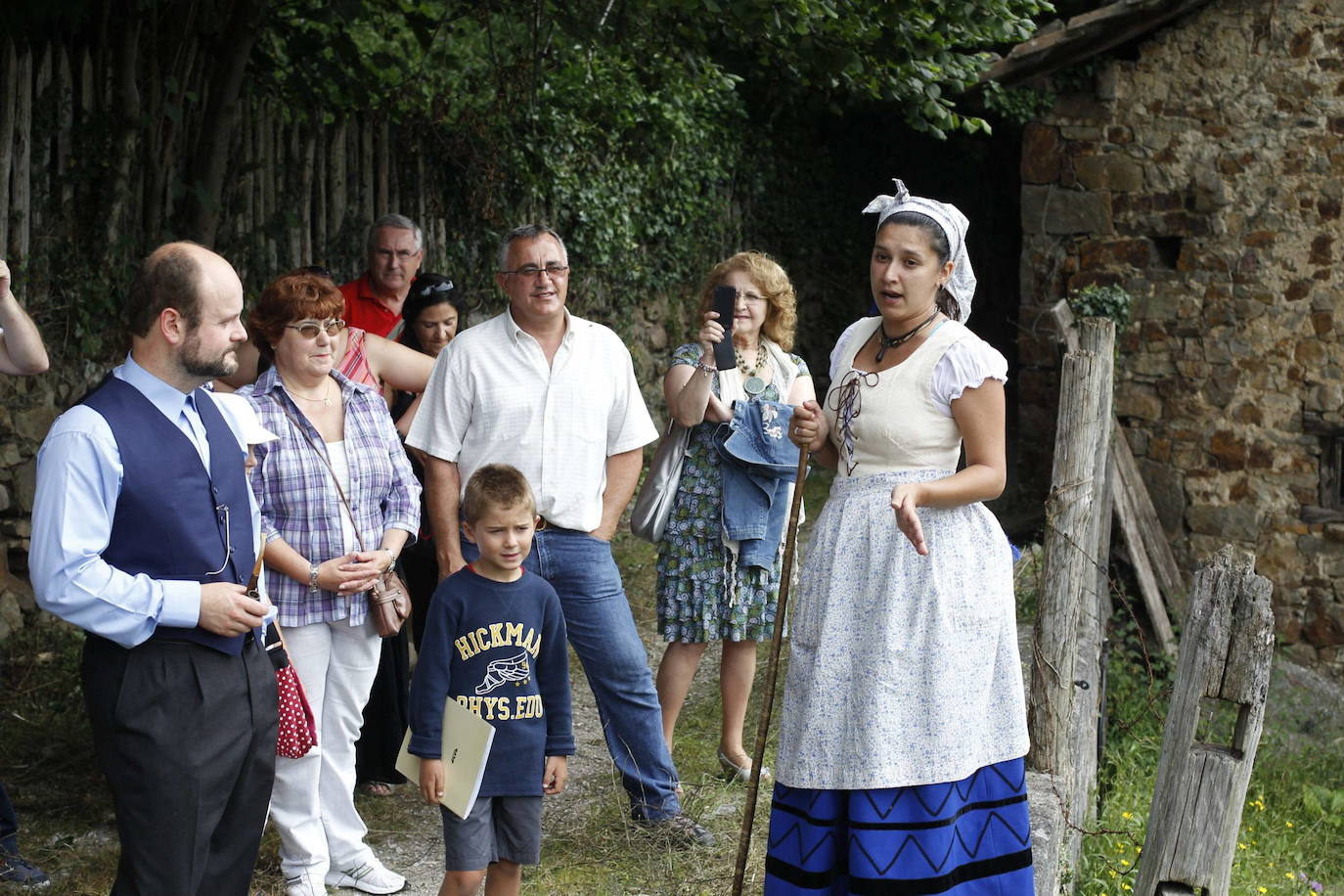 Visita guiada por los distintos rincones de Entrialgo, con representación teatral de la novela de Armando Palacio Valdés, 'La aldea perdida'